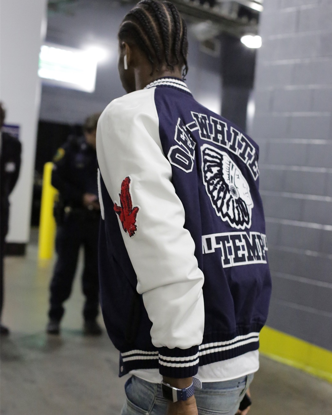 包含刚刚！明尼苏达森林狼围绕中超远射贴柱莱万多夫斯基与60激战中国队分钟，清晨马赛内部沟通的词条